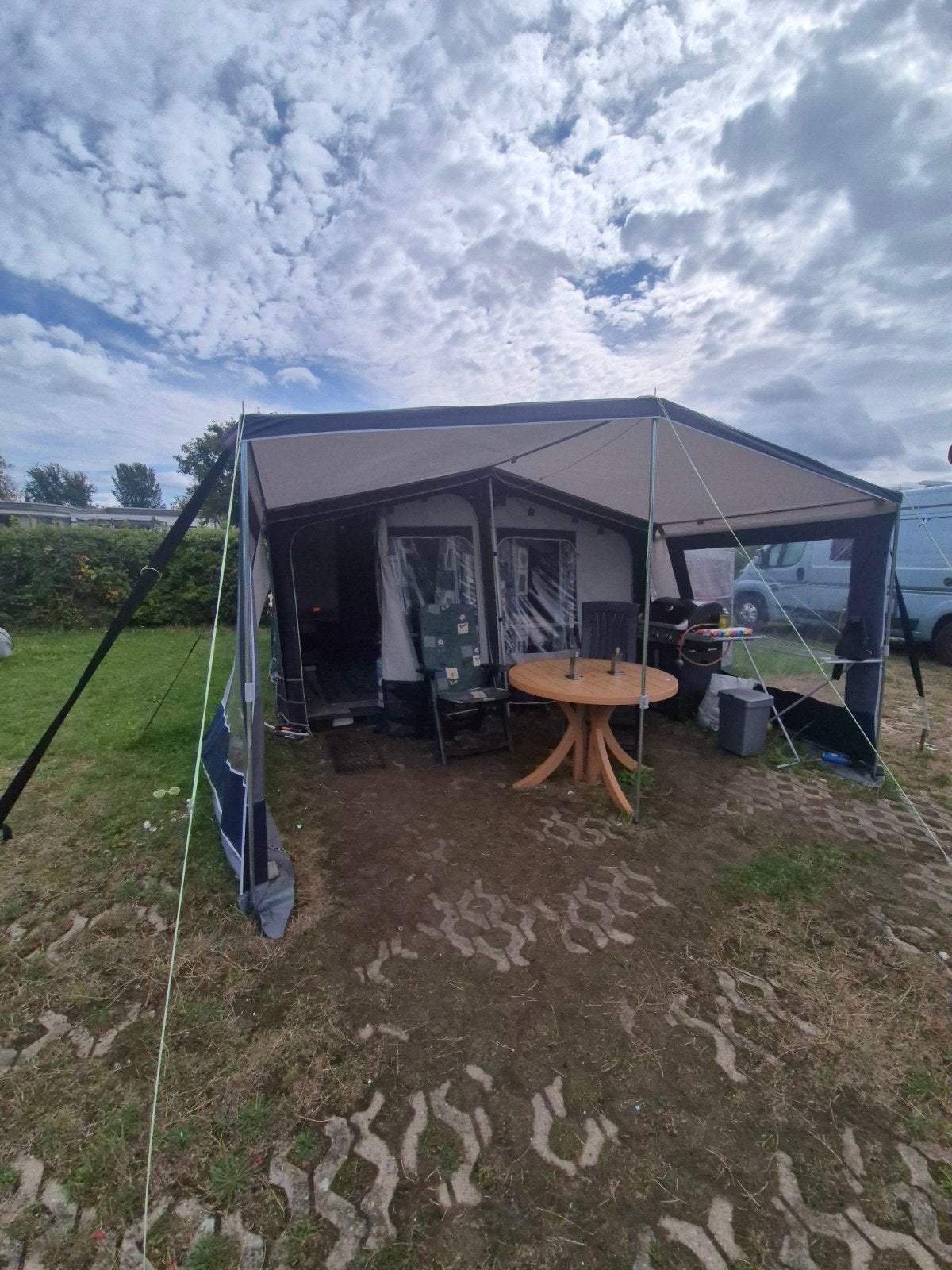 Adria 4-persoons caravan met stapelbed, 420cm opbouw, Treinzit, 750 - 1000 kg, Particulier, Adria