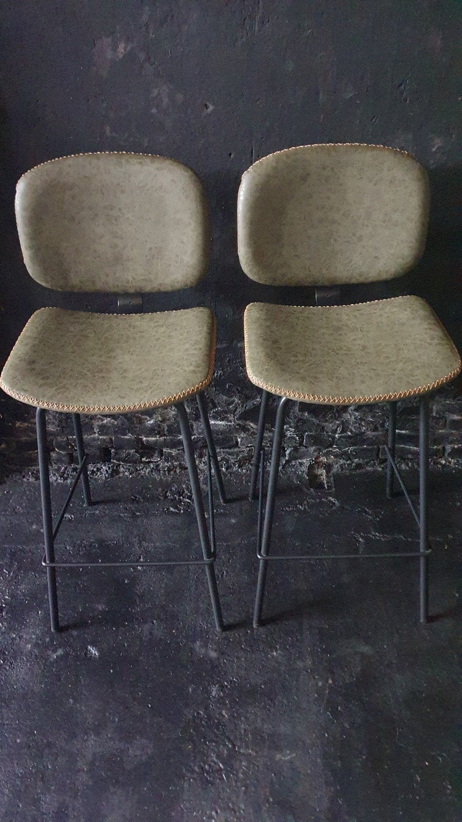 2 nette barkrukken - olijf/ legergroen, zwart metaal, Ophalen, 60 tot 90 cm, 2 krukken, Kunststof
