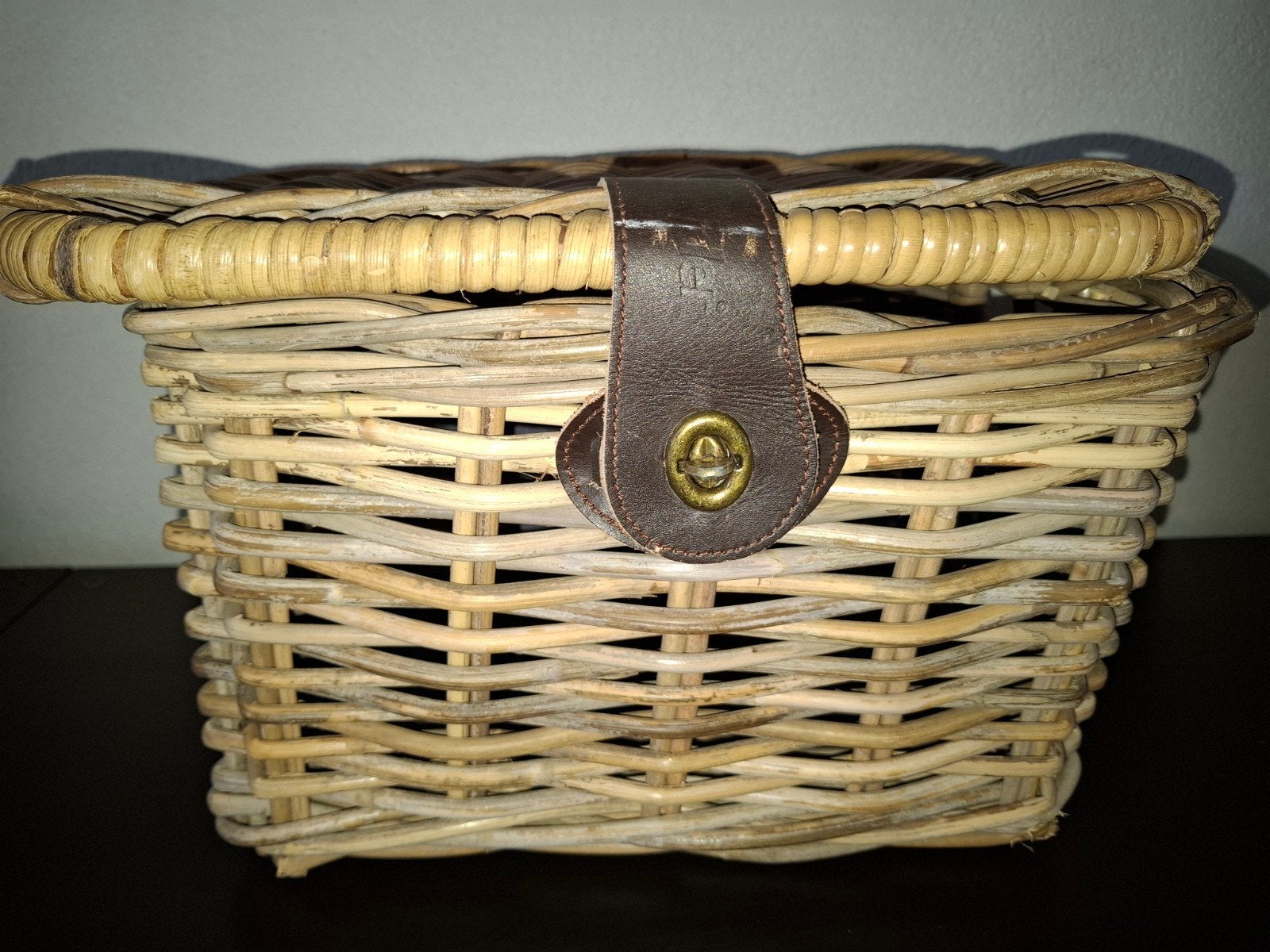 Vintage rieten mand met leren sluiting, Ophalen, Gebruikt