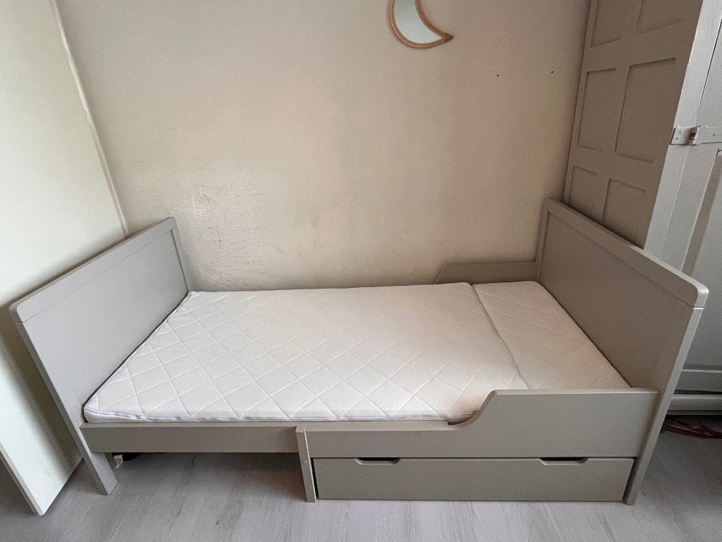 Peuter meegroei bed Petit Amelie (inc net meegroeimatras), Kinderen en Baby's, Ophalen, 85 tot 100 cm, 140 tot 160 cm, Zo goed als nieuw
