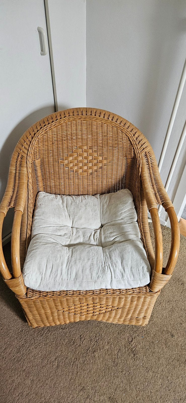 Comfortabele rotan stoel met kussen, Gebruikt, Bruin, Stof, Eén