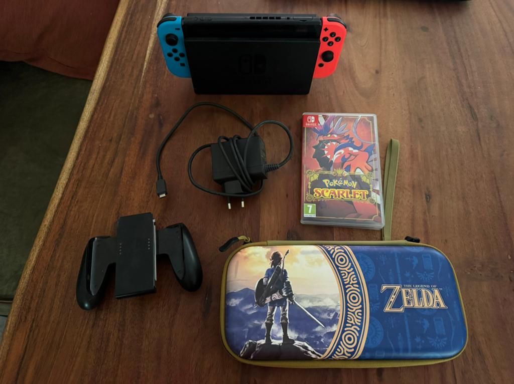 Switch incl reishoes en Pokemon Scarlet, Ophalen of Verzenden, Zo goed als nieuw, Met 1 controller, Switch Original
