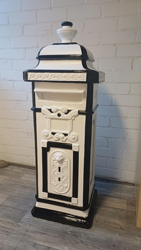 Decoratieve staande Engelse Brievenbus - Zwart/Wit, Tuin en Terras, Brievenbussen, Ophalen, Gebruikt, Beton, Staande brievenbus