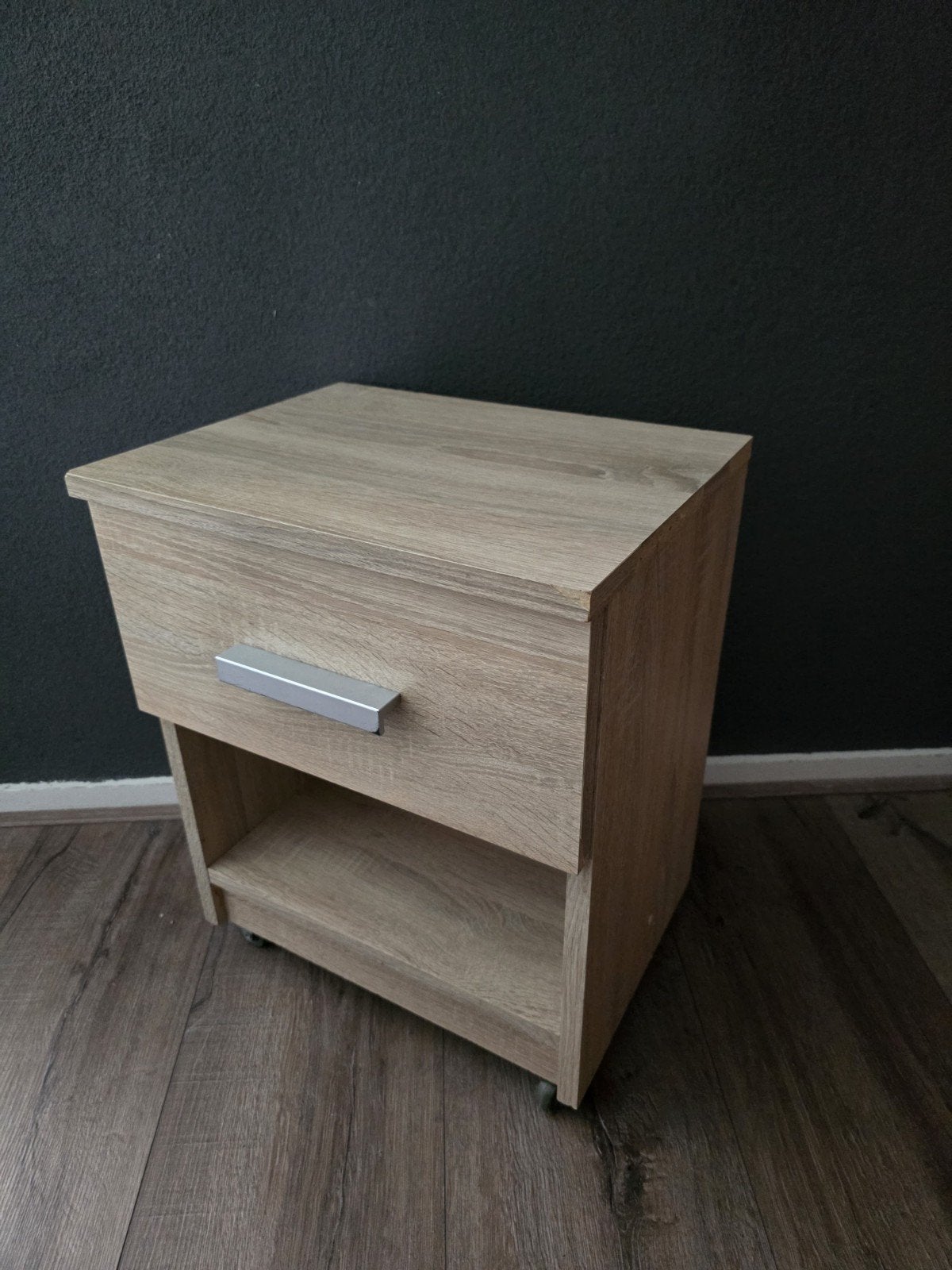 Nachtkastje/Bijzettafel op wieltjes - Houtlook, Huis en Inrichting, Ophalen