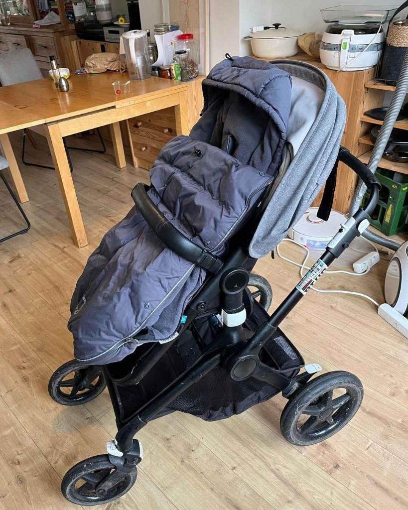 Foto 8 van Bugaboo Fox 2 met Wieg en sterk Voetenzak