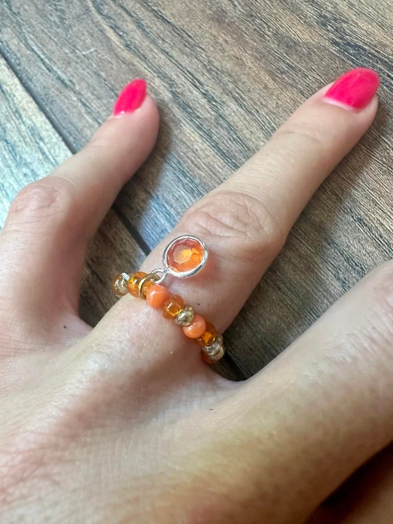 Ring van oranje kralen en een bedel (Nieuw!), Sieraden, Tassen en Uiterlijk, Ringen, Ophalen of Verzenden, Zo goed als nieuw, Oranje