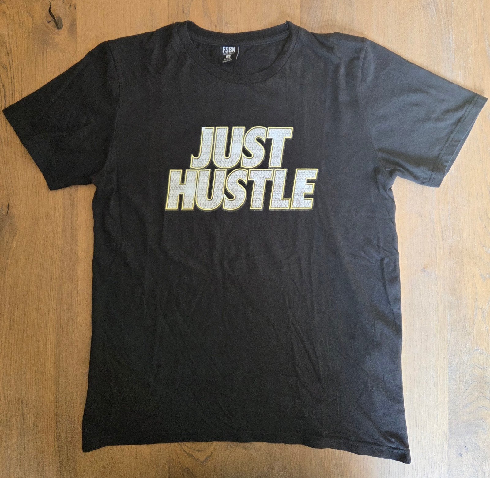 FSBN T-shirt 'Just Hustle' - Maat M, Kleding | Heren, T-shirts, Maat 48/50 (M), Zwart, Ophalen of Verzenden, Zo goed als nieuw