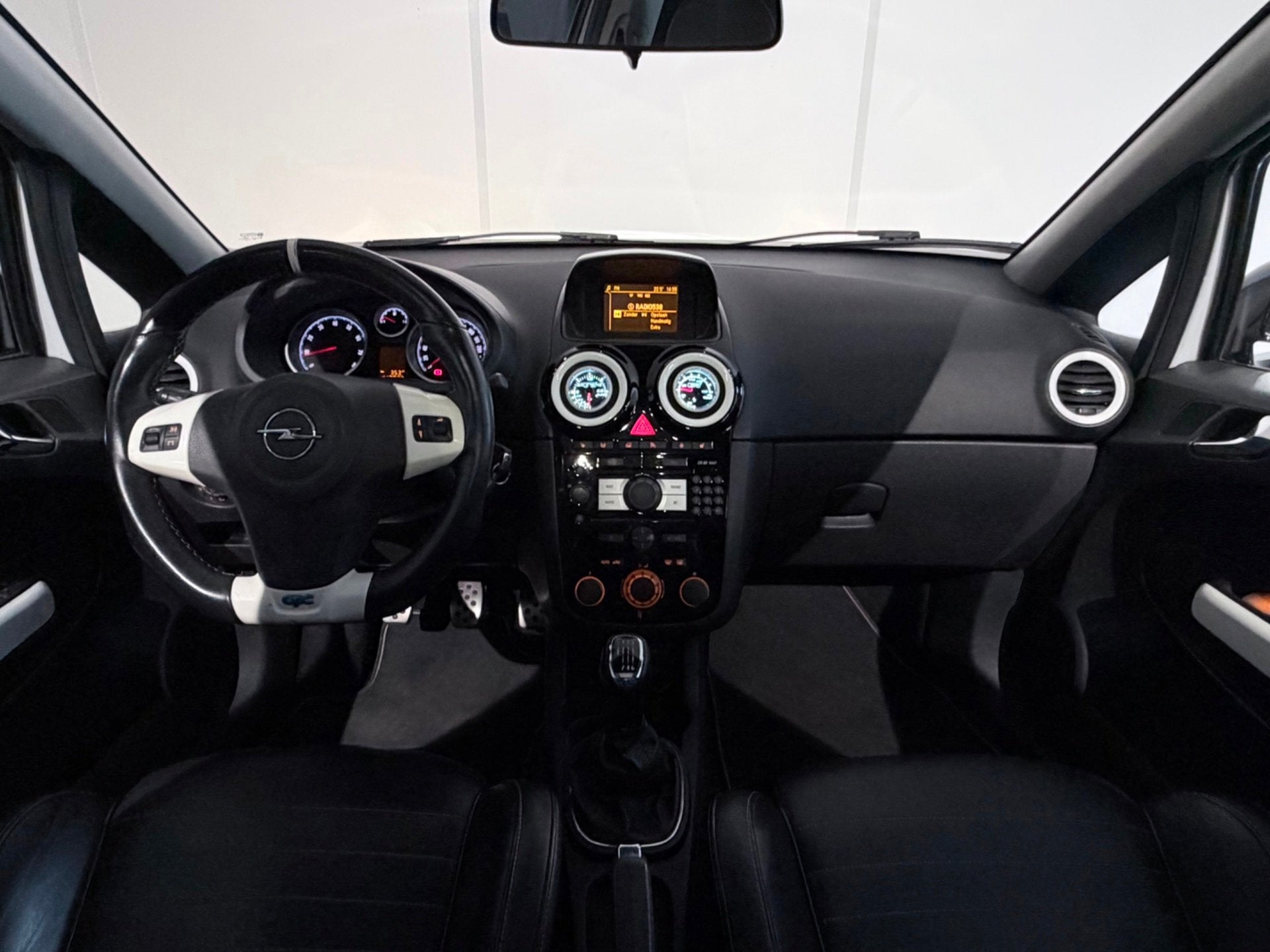 Opel Corsa 1.6-16V T OPC /Clima/Cruise/Recaro/Leer/PANO/NAVI, Gebruikt, Zwart, Wit, Leder