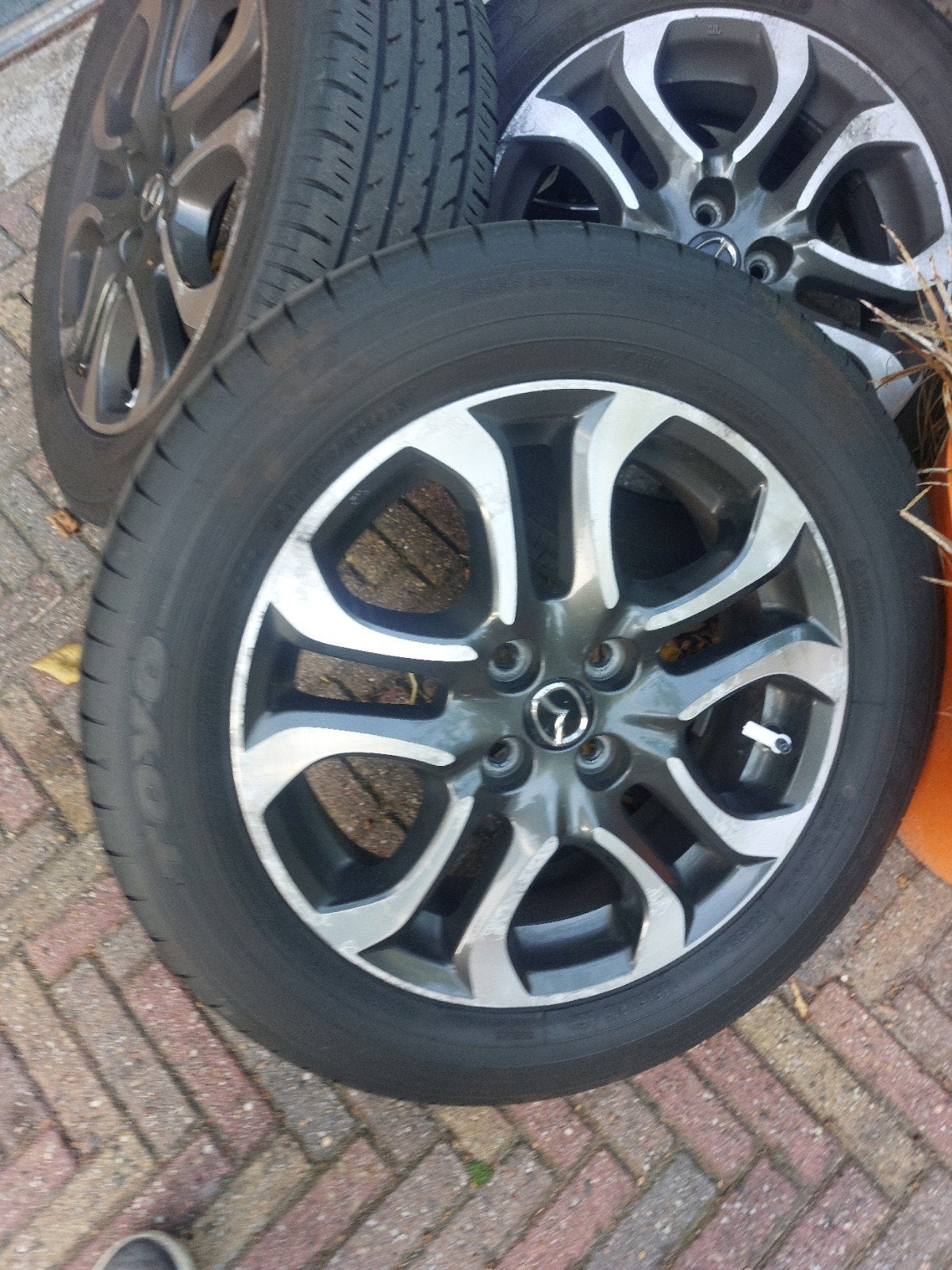 Mazda 2 16 inch velgen met Toyo zomerbanden, Ophalen, Gebruikt, 16 inch, Banden en Velgen