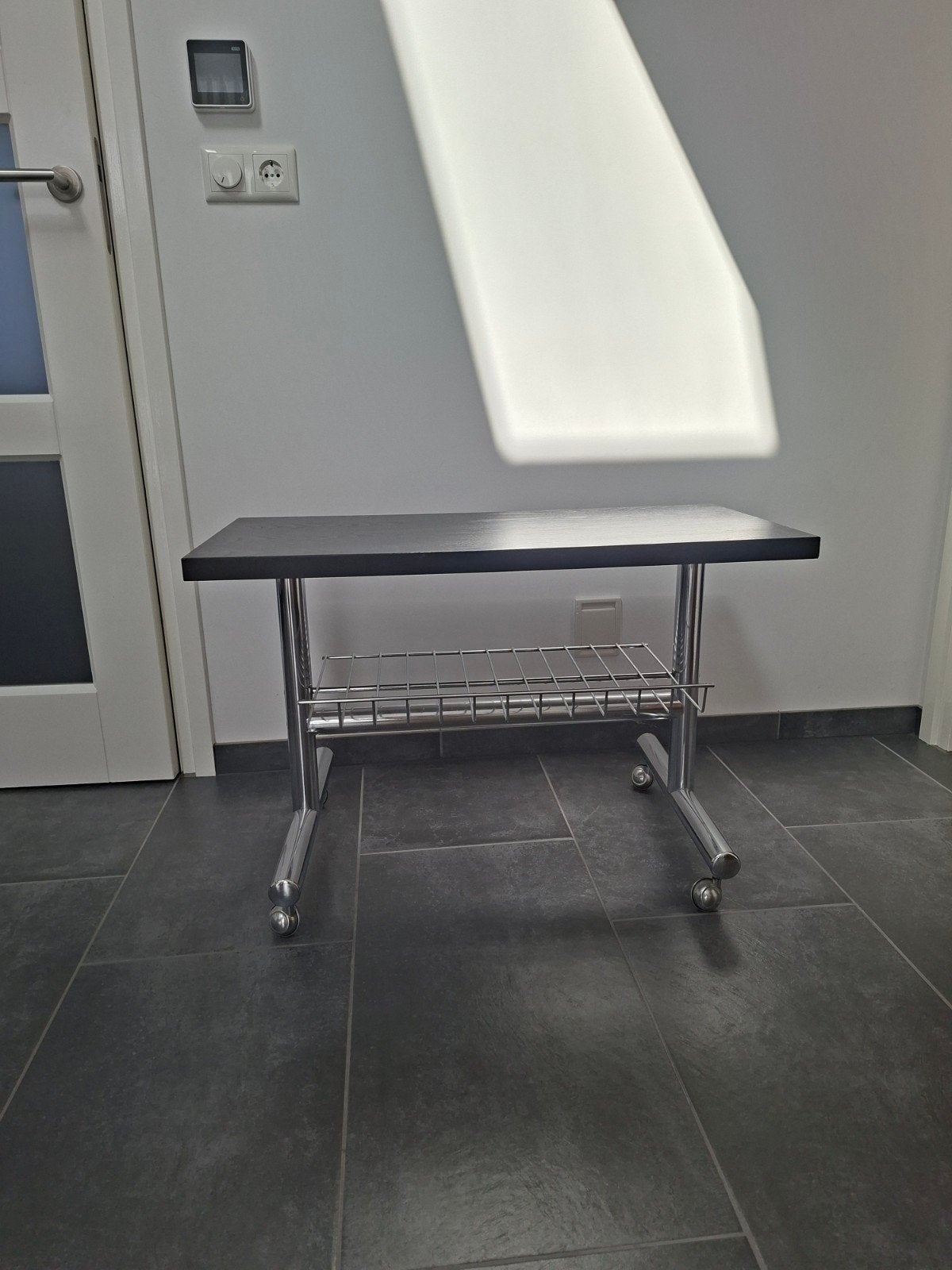 Bijzet/tv tafel, chroom onderstel met ruimte voor lectuur., Ophalen, Gebruikt