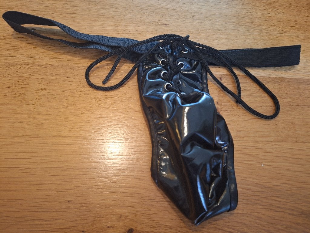 Herenstring van glanzend materiaal met vetersluiting, Kleding | Heren, Ondergoed, Verzenden, Zwart, Onbekend, Overige typen