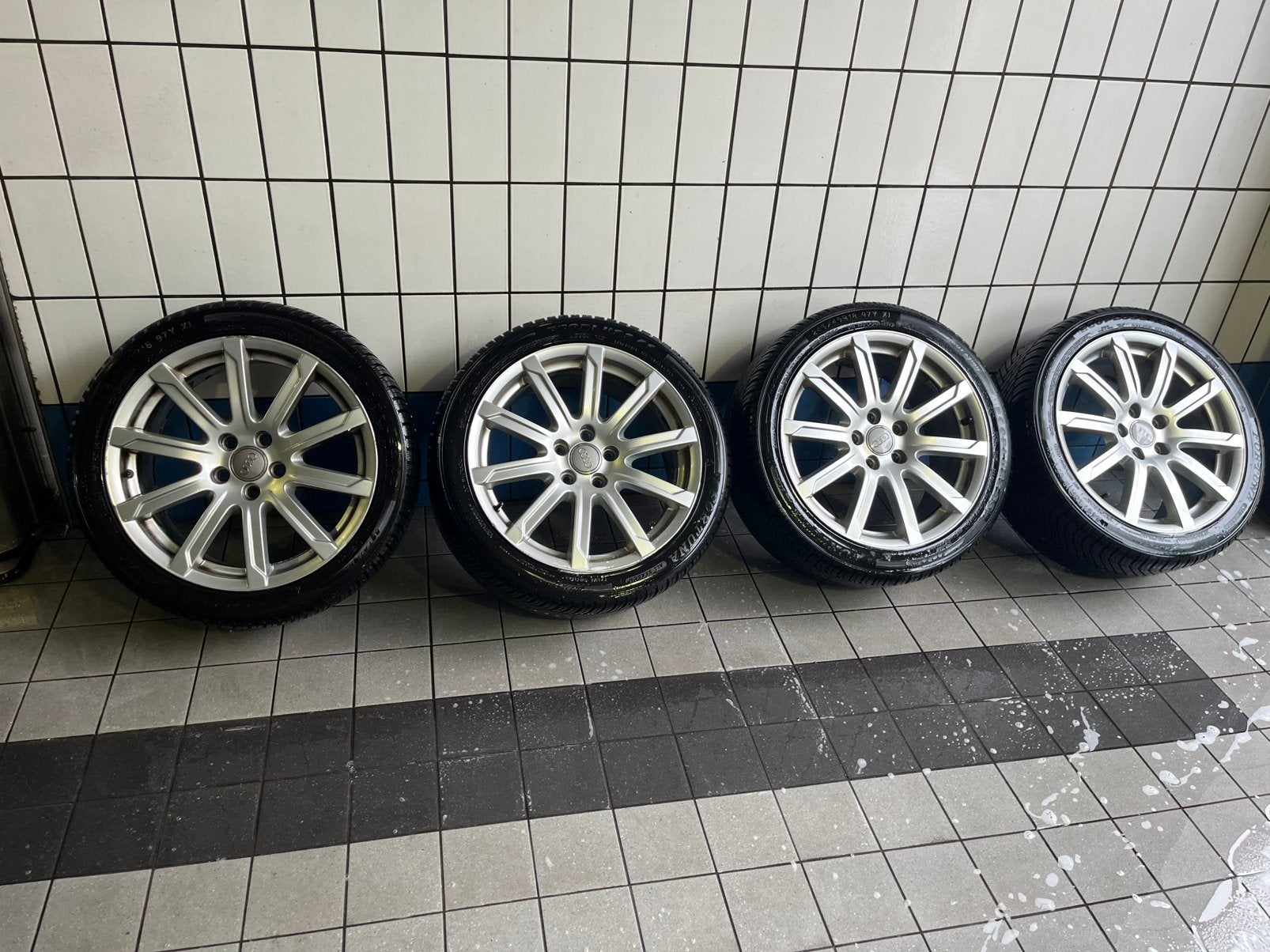 4x Originele Audi velgen met all-season banden – 245/40 R18, Auto-onderdelen, Banden en Velgen, Ophalen, 18 inch, 245 mm, Banden en Velgen