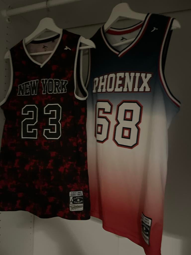 Twee basketbalshirts: New York 23 & Phoenix 68 (XS), Nieuw, Ophalen of Verzenden, Maat 46 (S) of kleiner, Rood