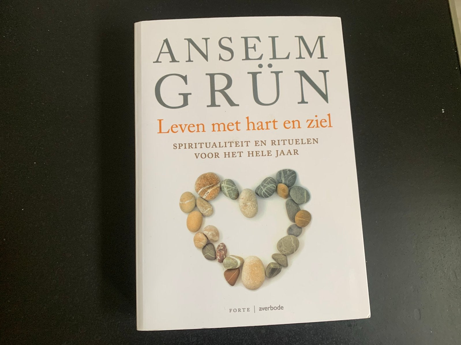 Leven met hart en ziek, Anselm Grun, Ophalen of Verzenden, Zo goed als nieuw