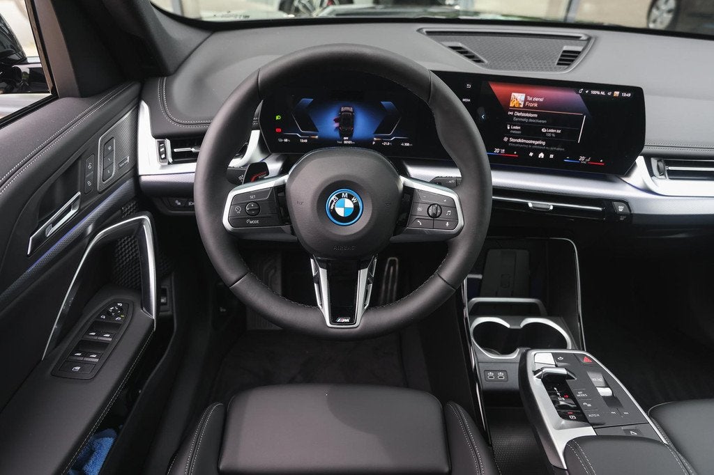 BMW iX1 eDrive20 M Sport / Trekhaak / Panoramadak / Sportsto, Auto's, BMW, Met garantie (alle), 24 min, Zwart, 204 pk