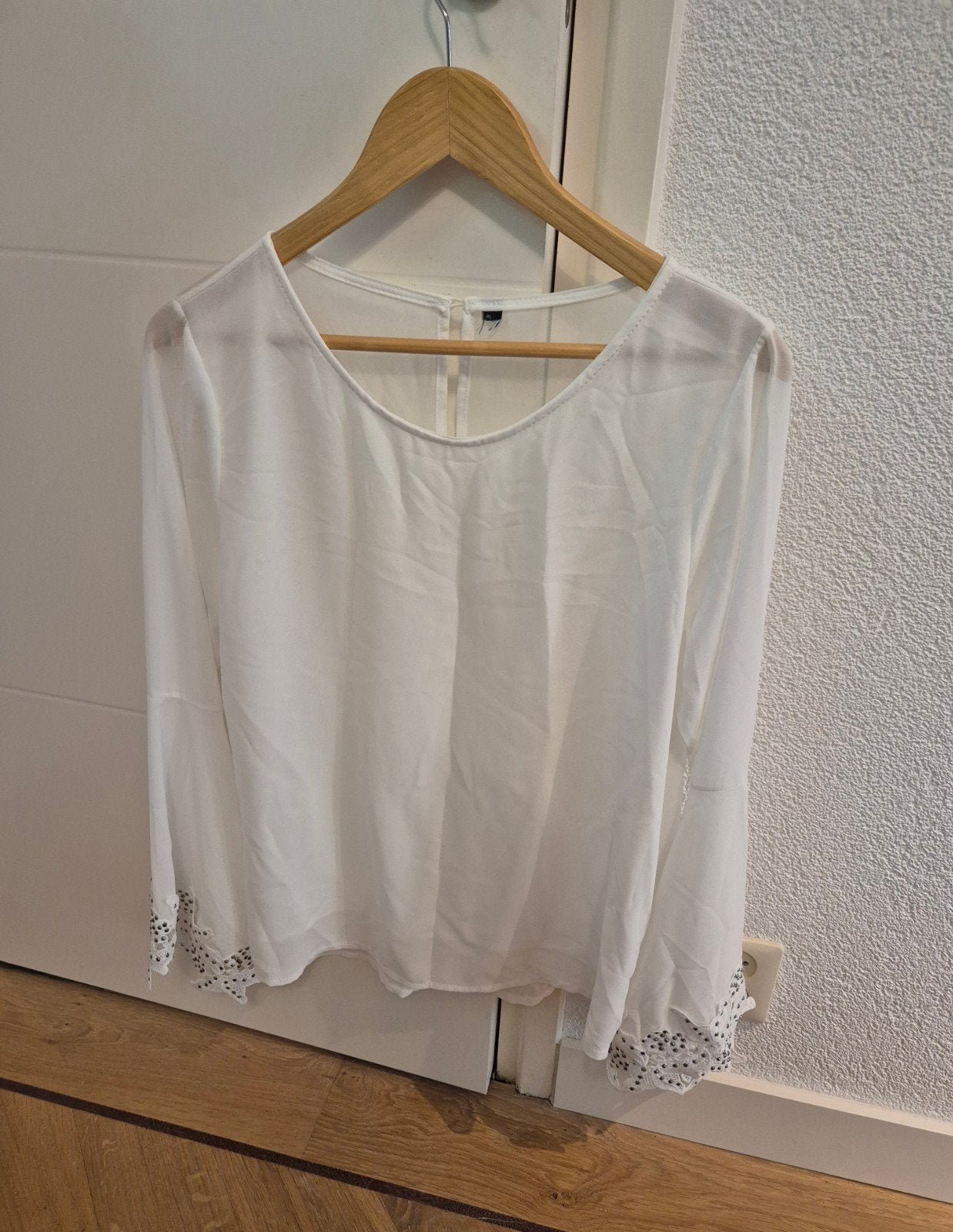 Witte blouse met lange mouwen en details - Maat M, Maat 38/40 (M), Wit, Ophalen of Verzenden, Zo goed als nieuw
