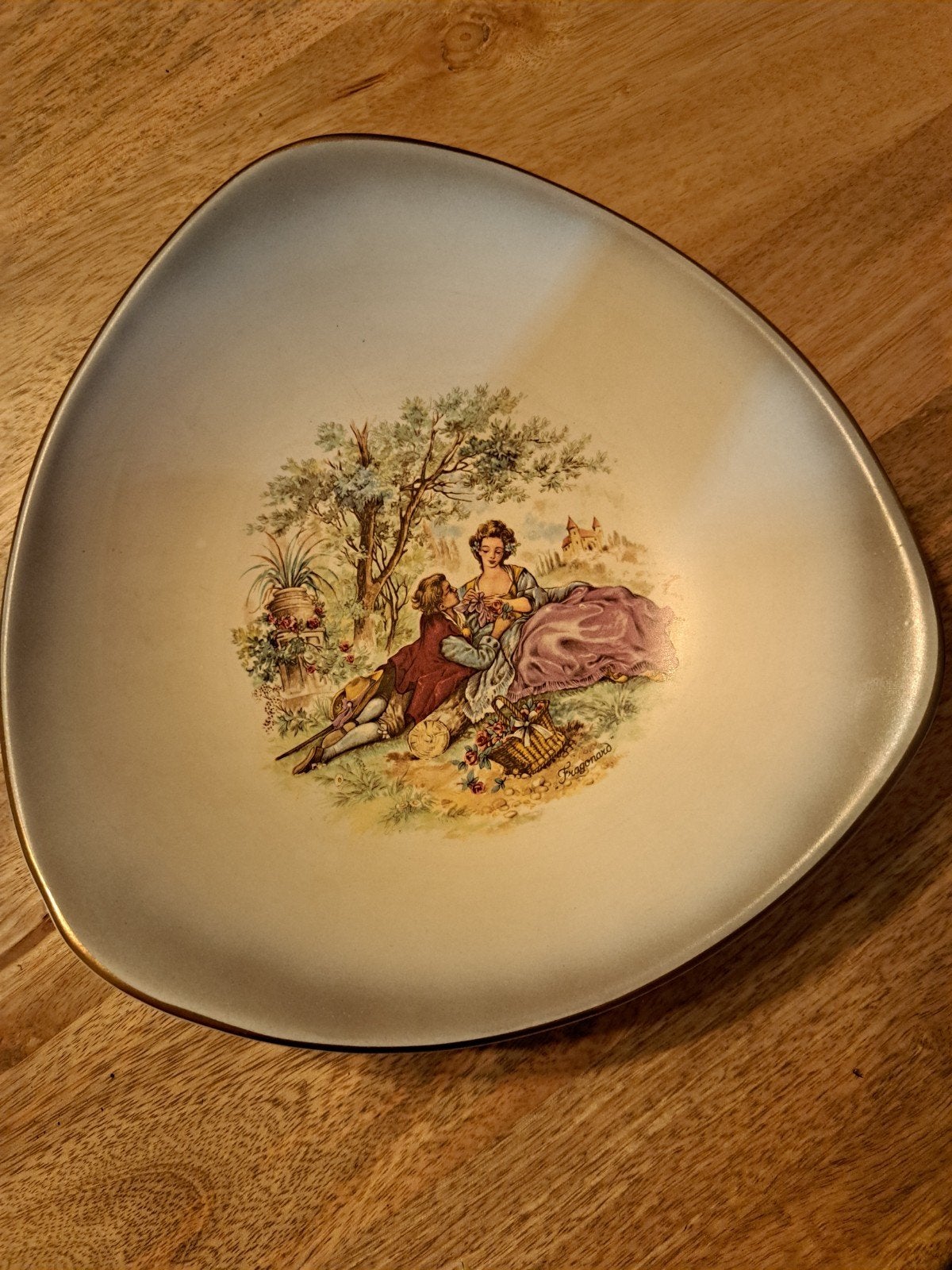 Vintage Flora Plateel Gouda schaal met Fragonard decor, Antiek en Kunst, Antiek | Schalen, Ophalen of Verzenden