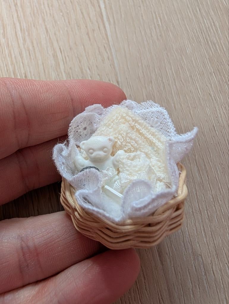 Miniatuur mandje met beertje voor poppenhuis, Ophalen of Verzenden, Zo goed als nieuw, Decoratie