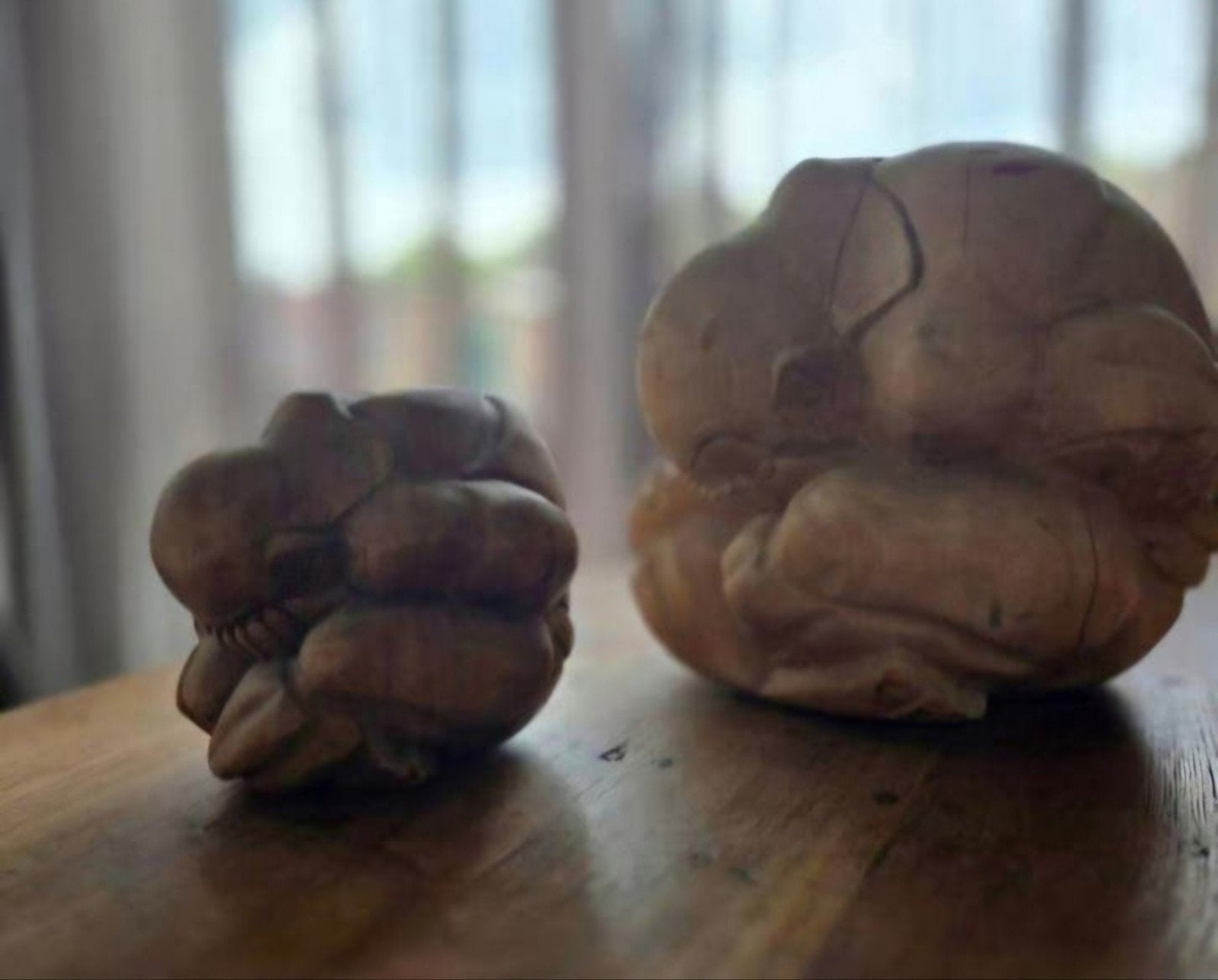 2 stuks Orang Malu, Yogiman of Huilende Boeddha HOUTSNIJWERK, Ophalen of Verzenden, Hout, Bruin, Houtsnijwerk