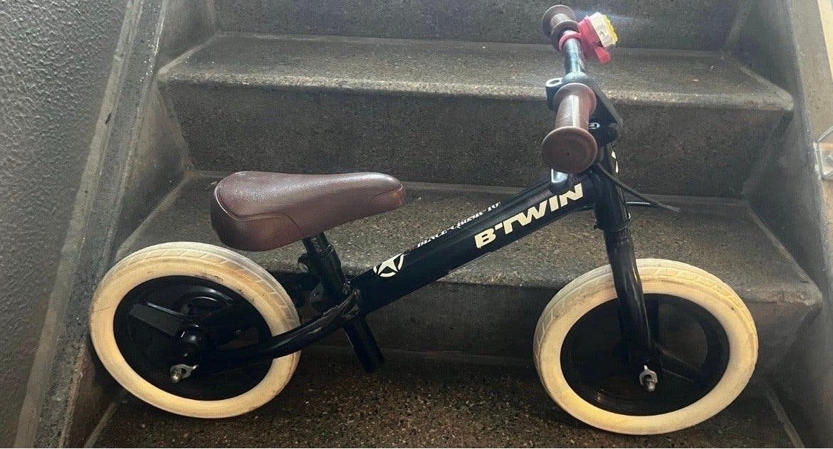 B'TWIN loopfiets voor kinderen - Zwart met bruin zadel, Ophalen, Zo goed als nieuw, Minder dan 16 inch