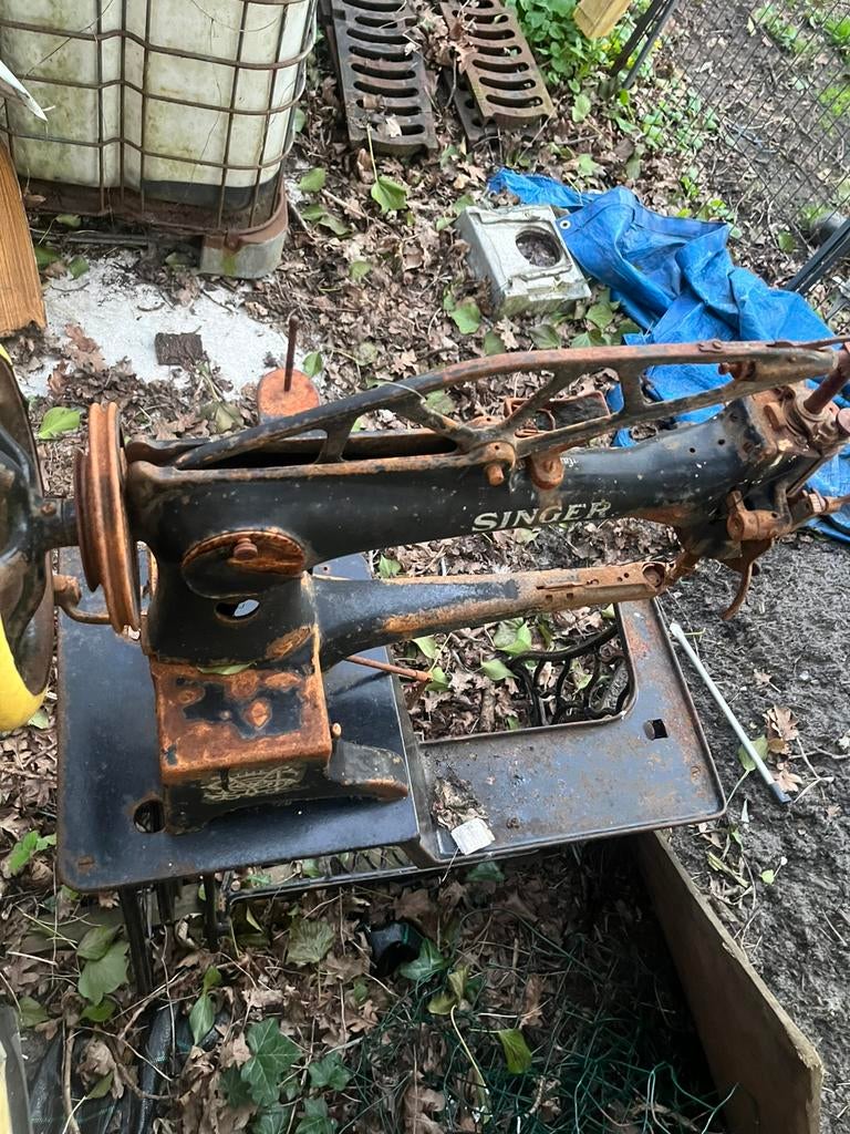 Antieke singer naaimachine, Ophalen