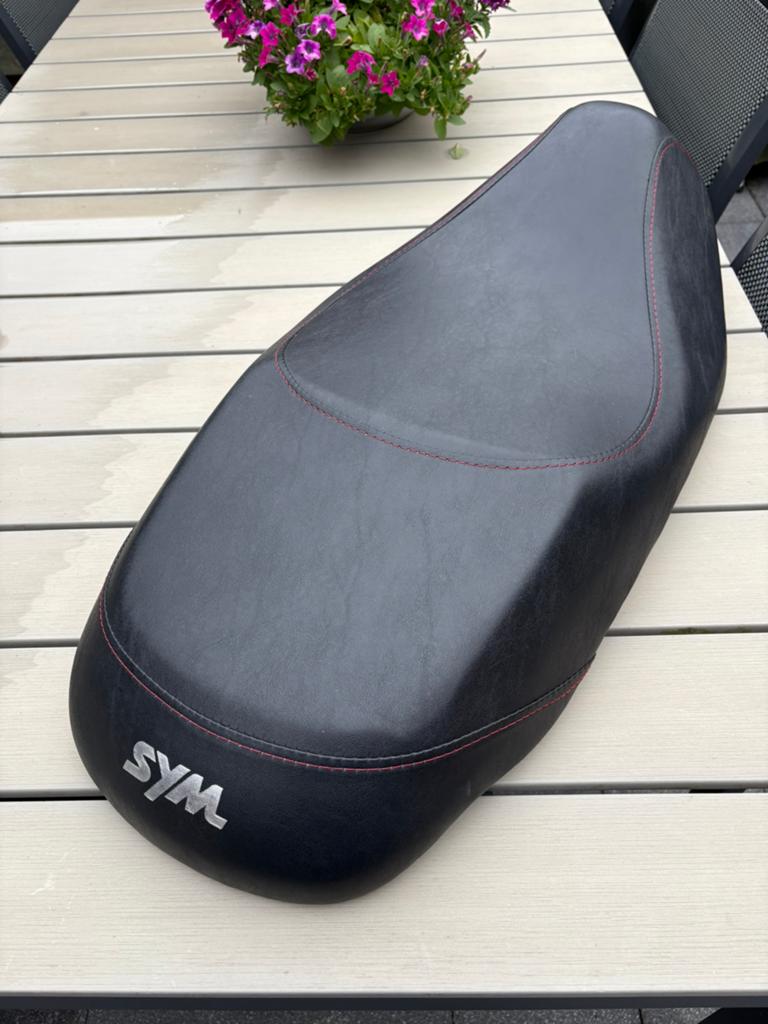 Zadel Sym Fiddle 3, Fietsen en Brommers, Brommeronderdelen | Scooters, Ophalen, Zo goed als nieuw, Zadel, SYM