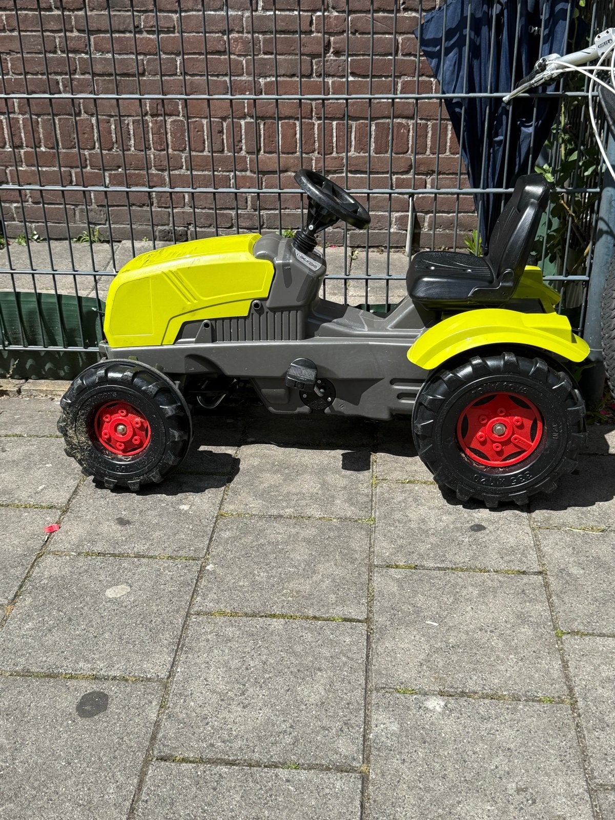 Stoere gele traptractor voor uren speelplezier, Kinderen en Baby's, Ophalen of Verzenden, Gebruikt, Trapvoertuig