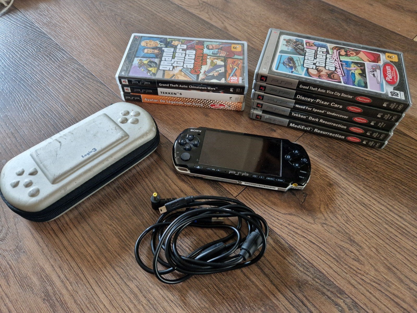 Sony portable playstation PSP 3000 met 8 games en oplader, Ophalen of Verzenden, Zo goed als nieuw