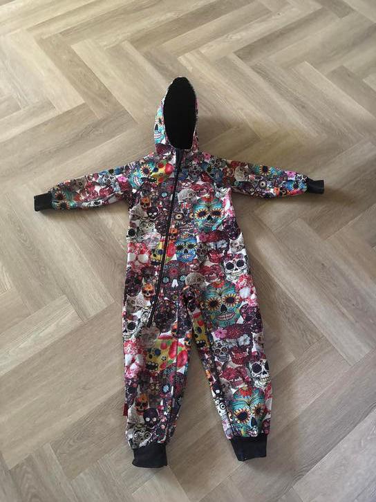 Ielm buitenpak maat 122 - Kleurrijk met doodshoofden, Ophalen of Verzenden, Gebruikt, Jongen of Meisje, Setje