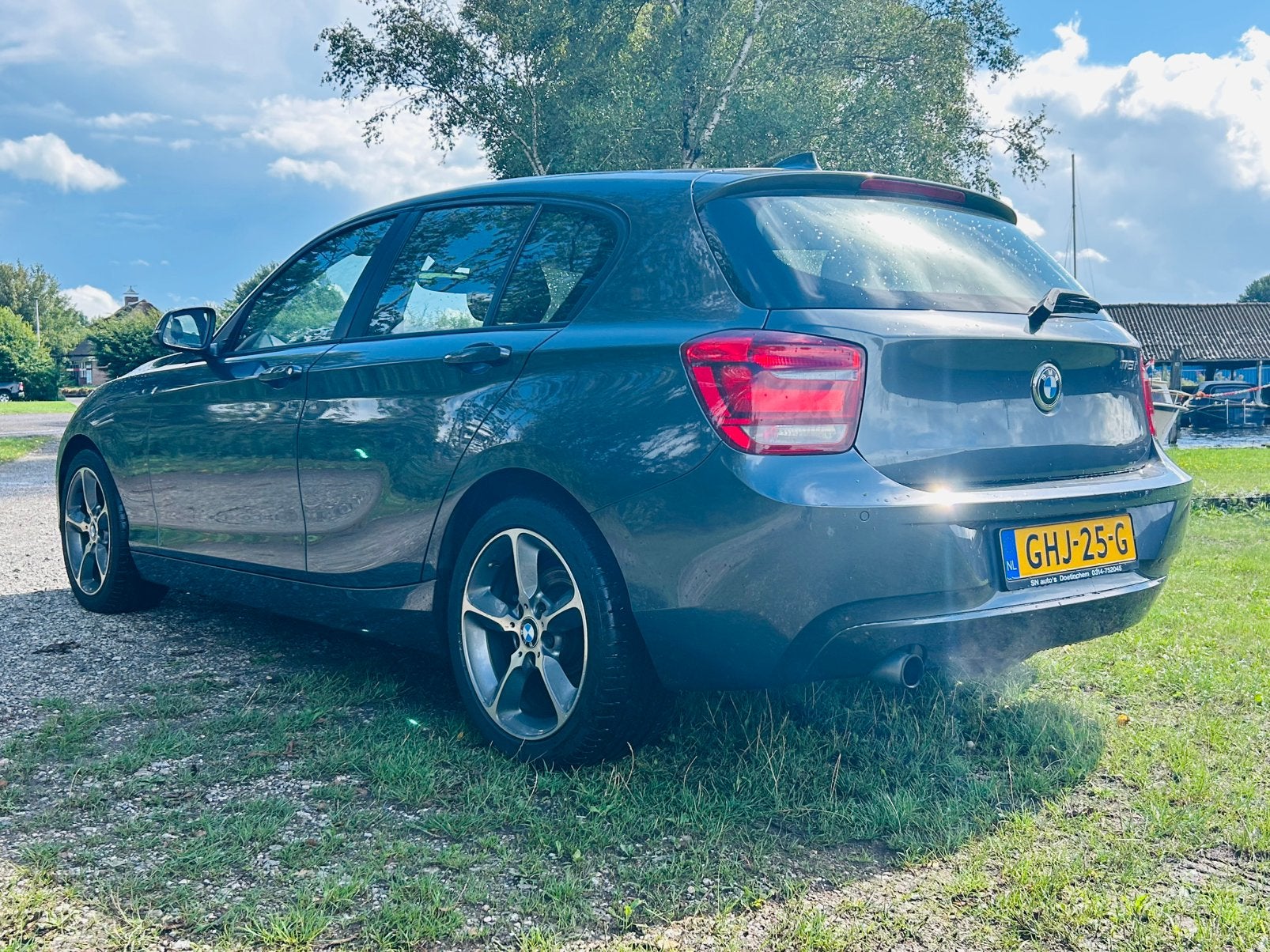 BMW 1-Serie F20 116I 100KW 5DR Aut8 2011 Grijs, Auto's, 4 cilinders, 650 kg, Hatchback, 5 stoelen