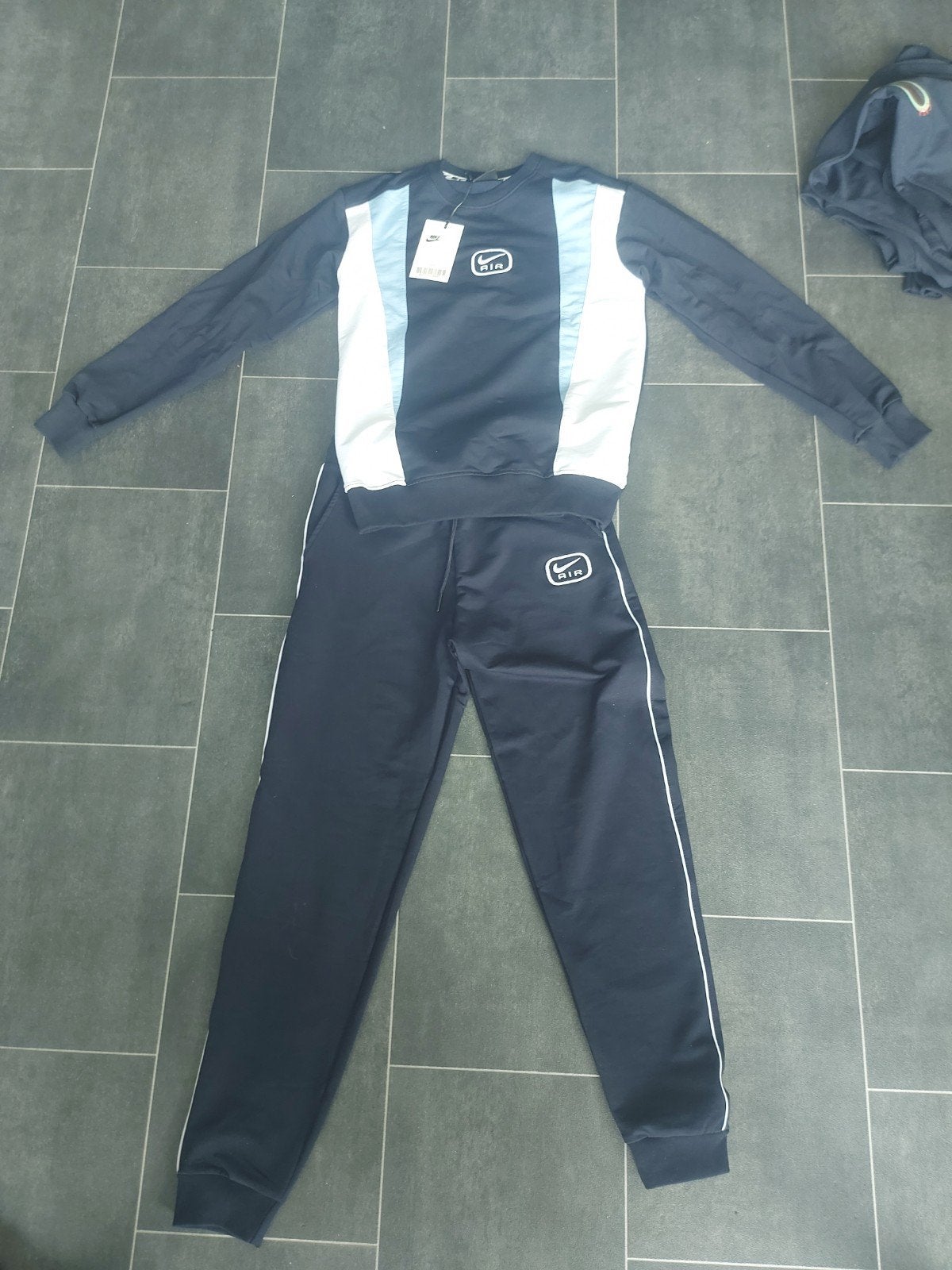 Nike Air Trainingspak - Nieuw met labels, Kinderen en Baby's, Ophalen, Jongen of Meisje, Nieuw, Setje