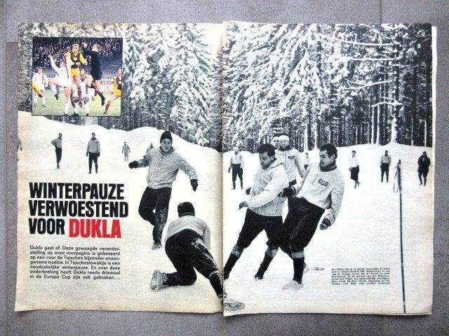 Artikel over Dukla voetbalclub uit 1967 - voetbal football, Ophalen of Verzenden, Gebruikt, Overige binnenlandse clubs, Boek of Tijdschrift
