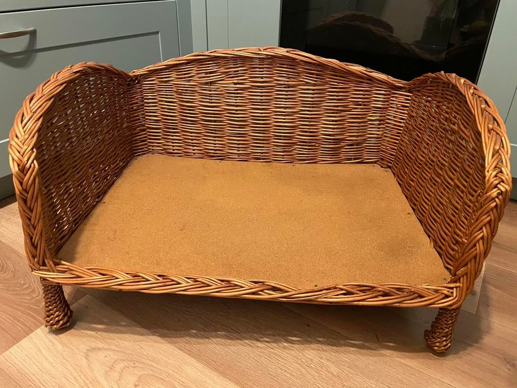 Rotan hondenmand op pootjes!, Ophalen, Gebruikt, Riet