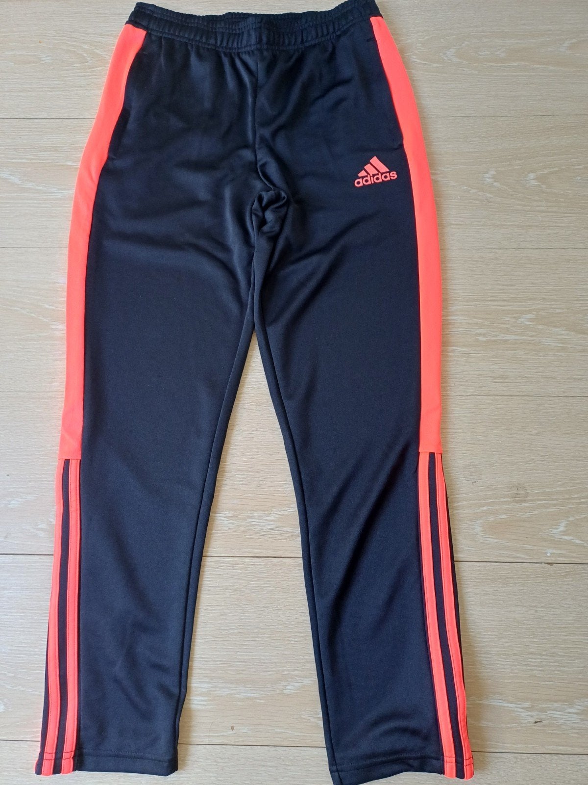 Zwarte broek met rode bies van Adidas maat 164., Broek, Adidas, Jongen of Meisje, Nieuw