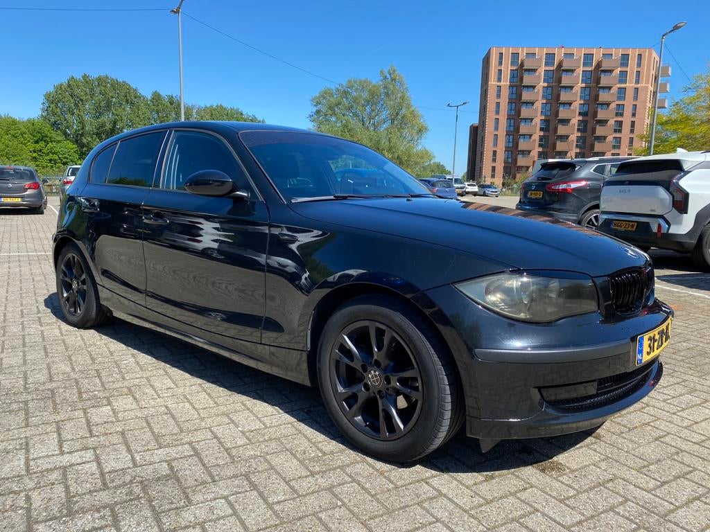 BMW 1-Serie 1.6 116I 5DR 2008 Zwart | NL AUTO | APK 9-26, Auto's, BMW, 1-Serie, 4 cilinders, Origineel Nederlands, Onderhoudsboekje