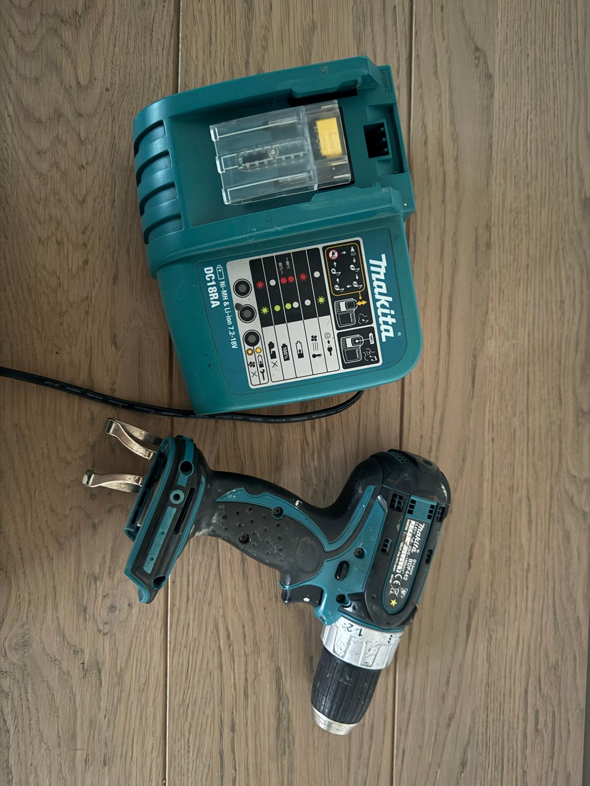 Makita BDF442 Boor- en Schroefmachine met Oplader, Gebruikt, Variabele snelheid, Ophalen of Verzenden, Boor- en Schroefmachine