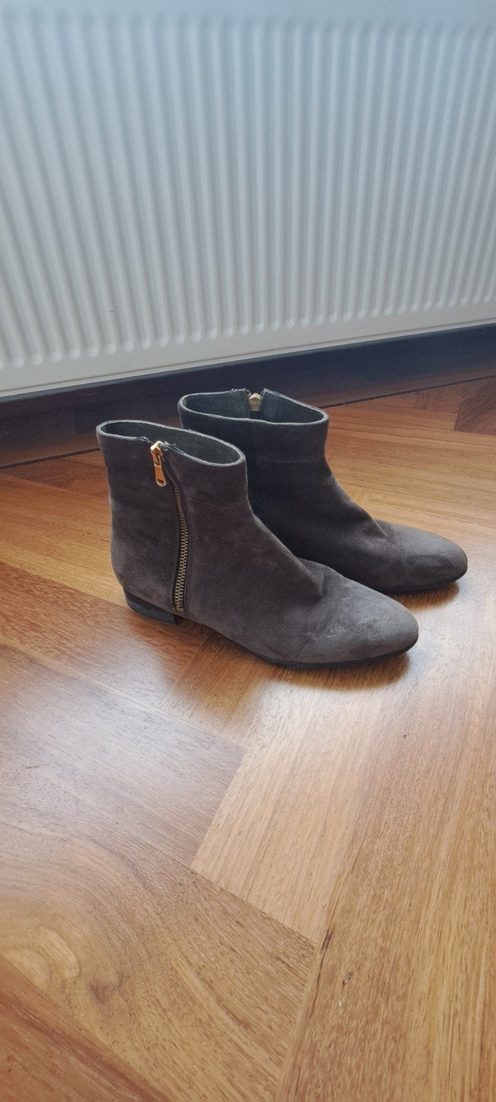 suede enkel laarsjes taupe goud kleur rits 38, Bruin, Lage of Enkellaarzen, Ophalen of Verzenden, Zo goed als nieuw