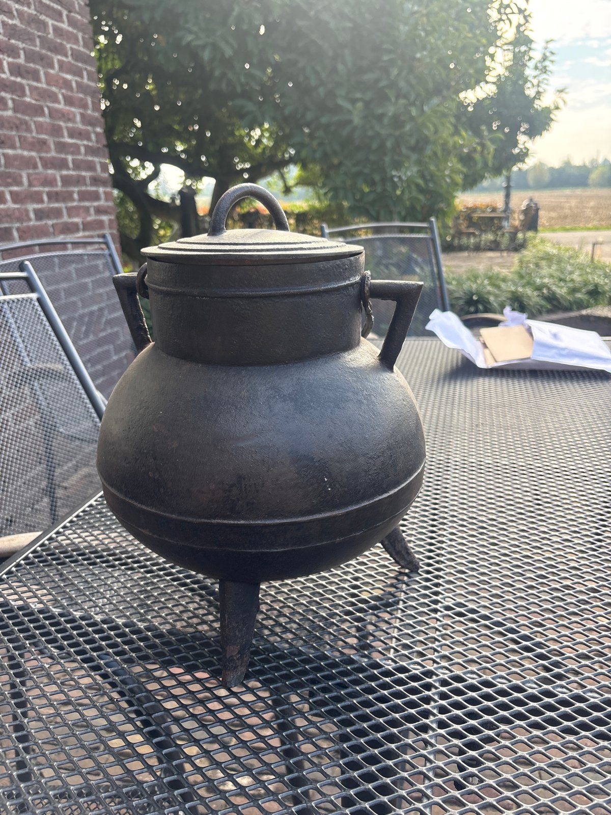 Antieke gietijzeren ketel met deksel, Ophalen
