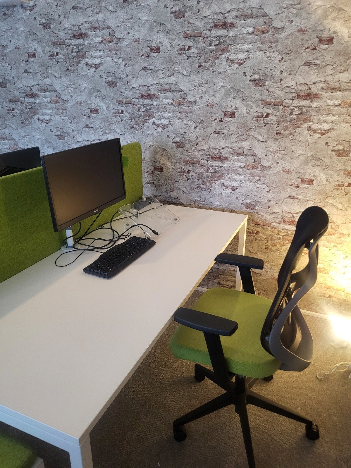 Bureau met bijpassende bureaustoel en kastje, Ophalen, 160 cm, Gebruikt, Computerbureau