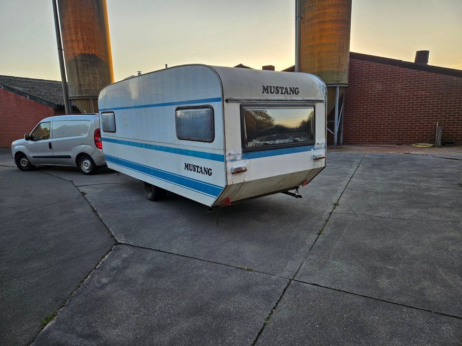 Mustang Caravan - Knaus Mustang 380: ca. 627 kg leeg, Caravans en Kamperen, Particulier