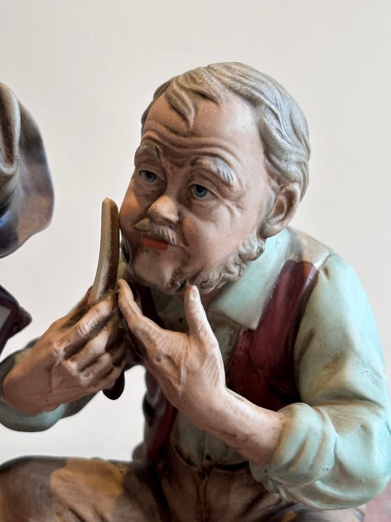 Vintage Capodimonte beeld van scherende zwerver, antiek 1960, Antiek en Kunst, Ophalen of Verzenden