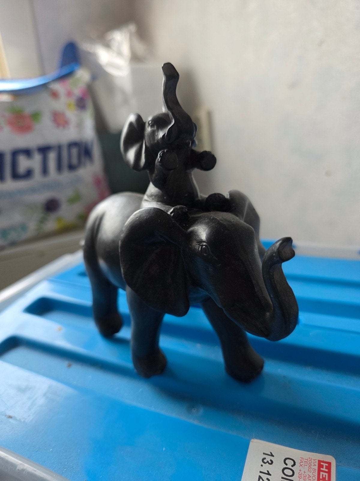 een moeder met haar kalf op de rug, Ophalen, Zo goed als nieuw, Dier