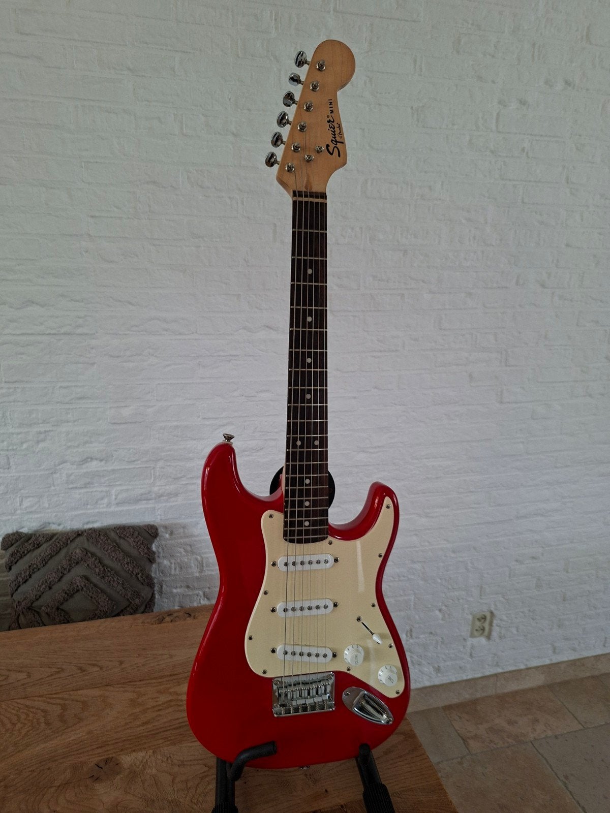 Squier Mini Stratocaster elektrische gitaar - Rood, Muziek en Instrumenten, Ophalen, Zo goed als nieuw, Solid body, Fender