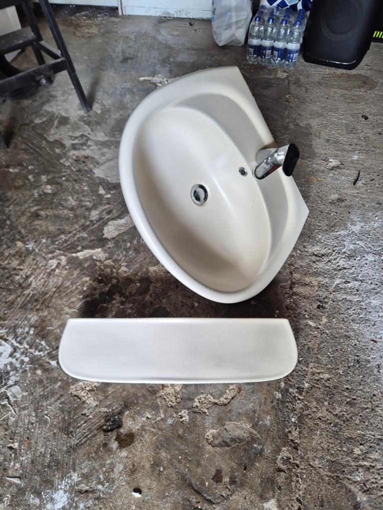Gratis Wasbak met kraan, Huis en Inrichting, Badkamer | Badkamermeubels, Ophalen, 50 tot 100 cm, Minder dan 100 cm, Wasbak of Wastafel