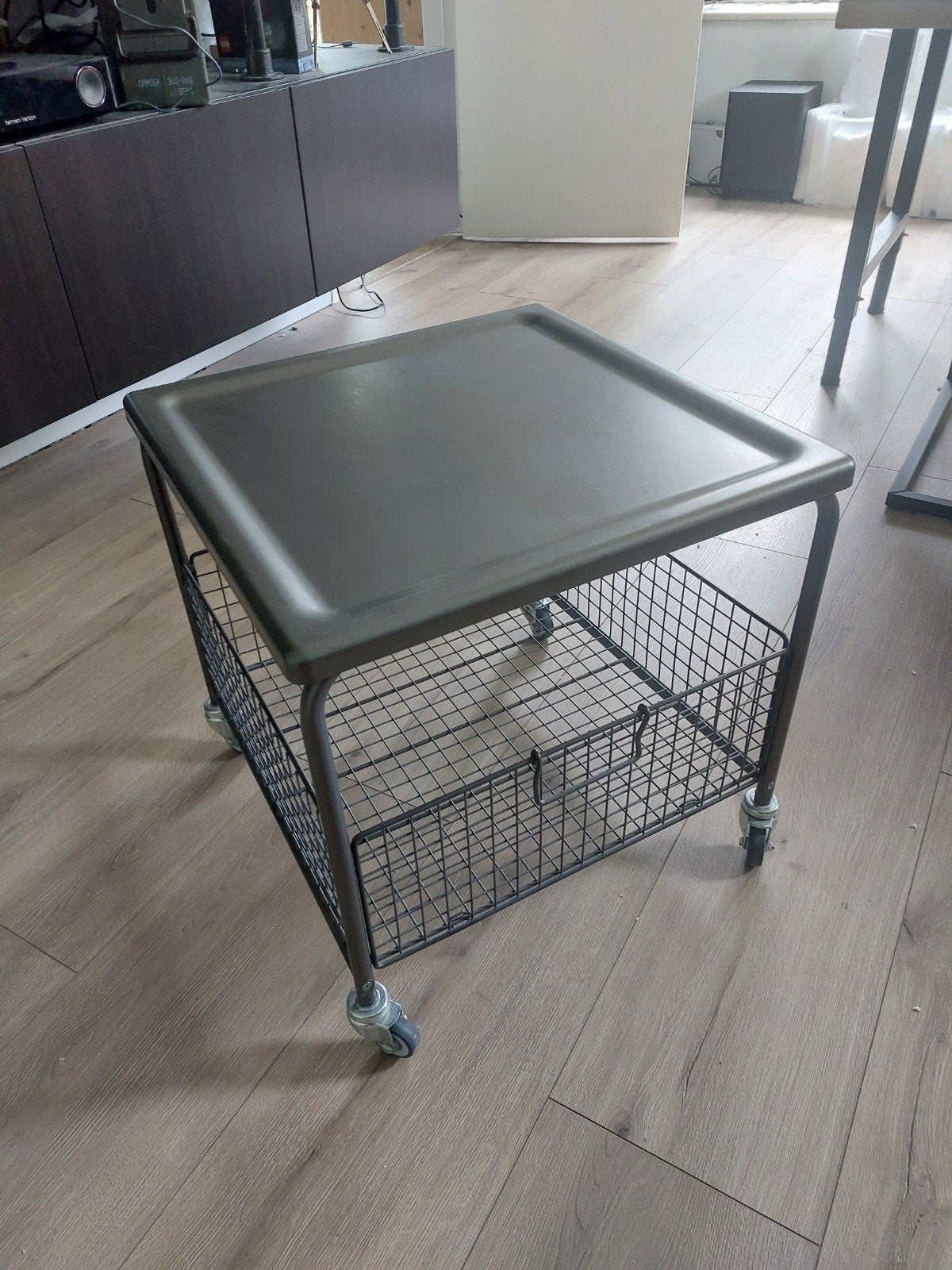 Metalen tafeltje met opbergruimte, Ophalen, 50 tot 100 cm, 50 tot 100 cm, Zo goed als nieuw