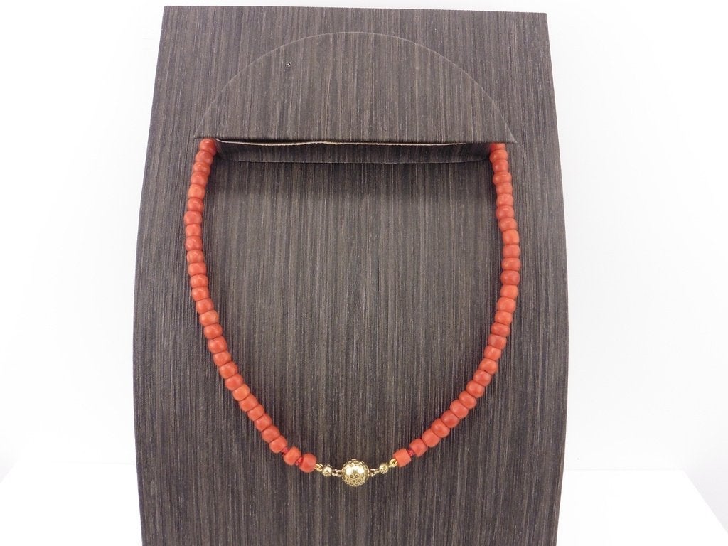 Bloedkoralen collier gouden slot                         D45