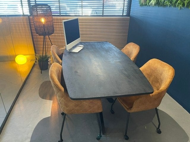 zwarte eettafel / vergadertafel + 4 stoelen met wieltjes, Huis en Inrichting, Complete eetkamers, Ophalen, Zo goed als nieuw, Modern, met verrijdbare stoelen voor vergaderkamer of eetkamer