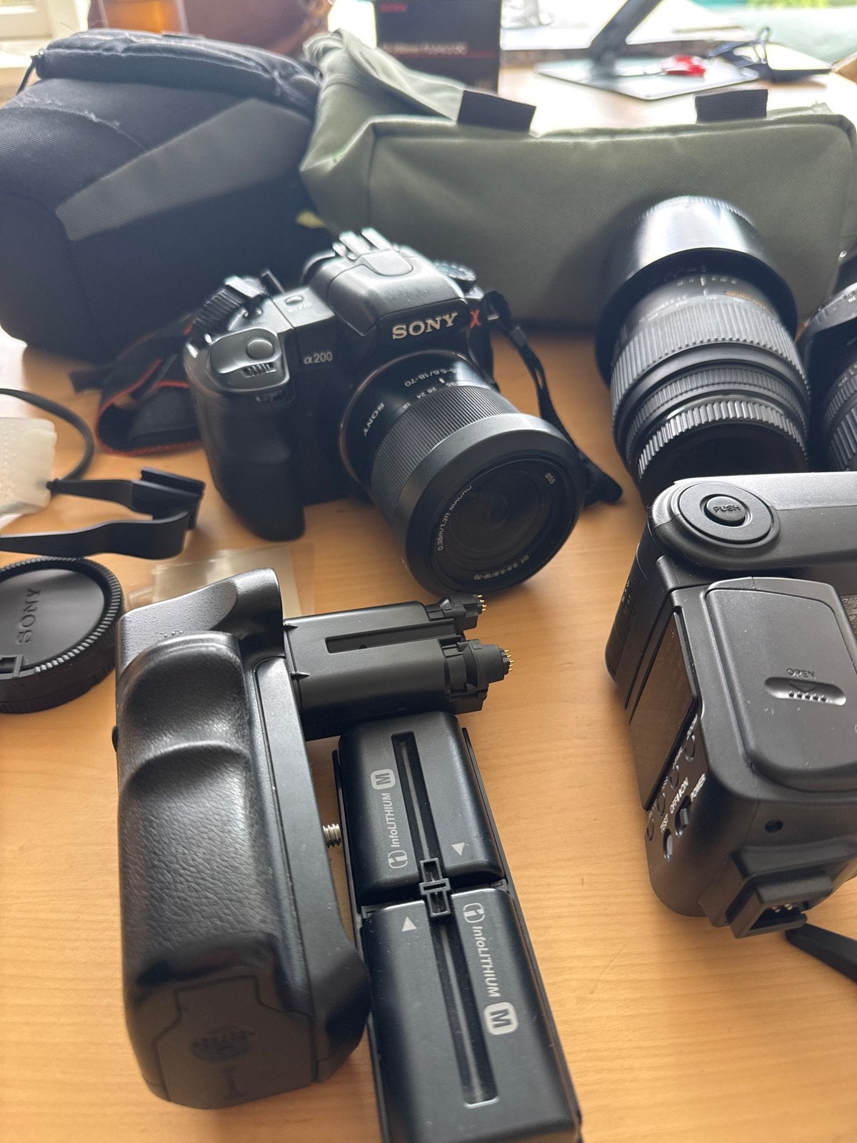 Sony Alpha a200 met flitser, sigma lenzen en battery grip, Audio, Tv en Foto, Fotocamera's Digitaal, Gebruikt, Spiegelreflex, Ophalen of Verzenden