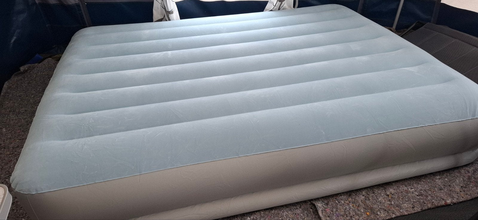 Luchtmatras met ingebouwde pomp, Ophalen of Verzenden, Zo goed als nieuw