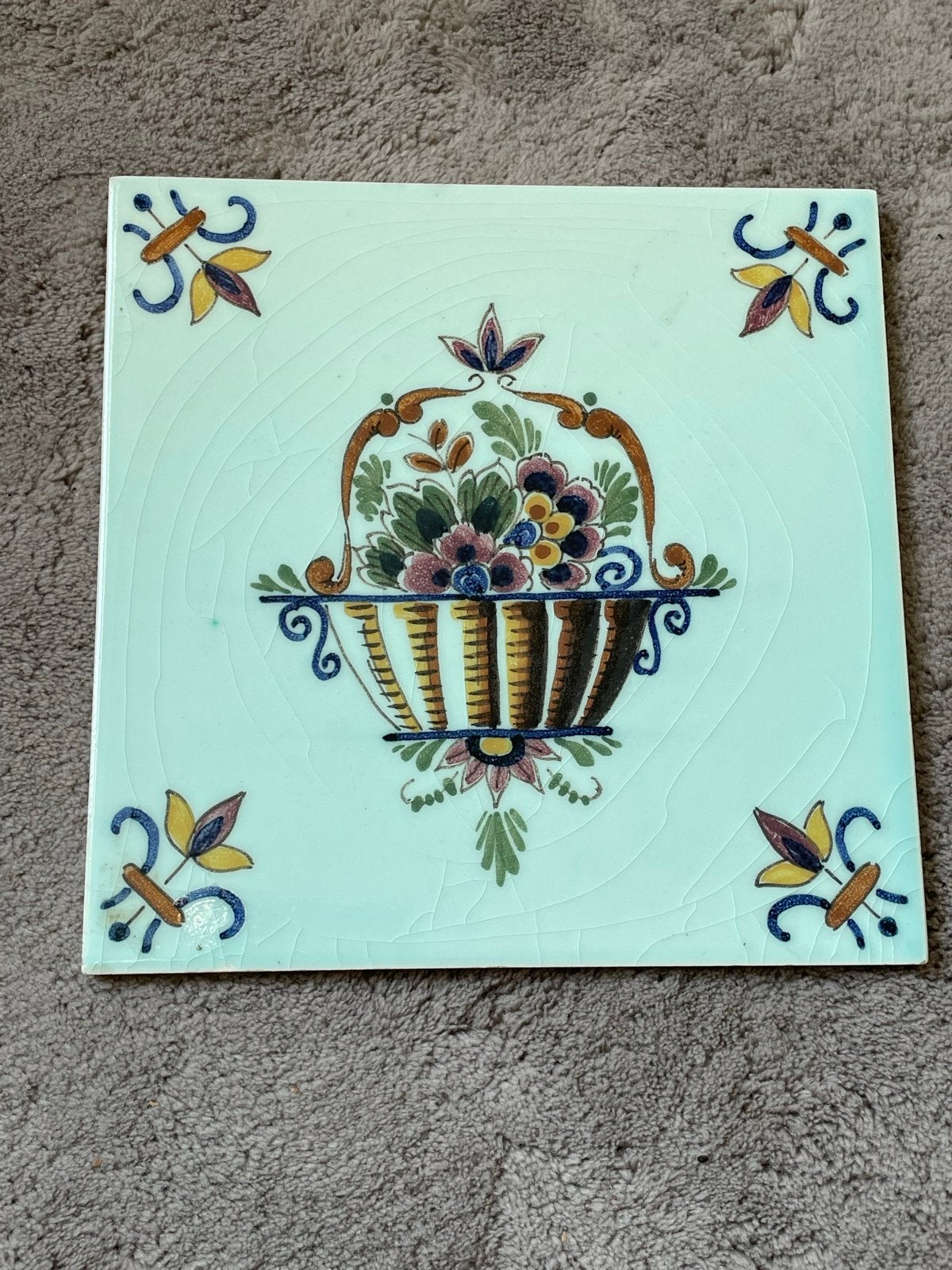 Antieke Delftse tegel met bloemenmand decoratie, Ophalen of Verzenden
